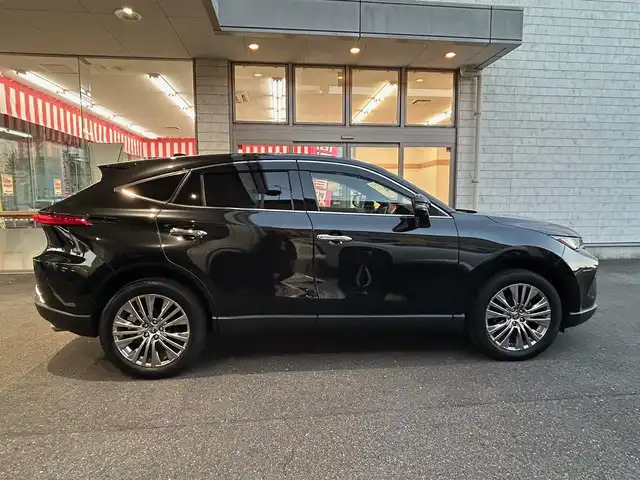 トヨタ ハリアー ハイブリッド Z レザーパッケージ 愛知県 2022(令4)年 3.4万km プレシャスブラックパール 調光パノラマルーフ〈MOP〉/ブラックレザーシート/前席パワーシート/前席シートヒーター＆ベンチレーション/純正12.3型ディスプレイオーディオナビ/・車載ナビ／Bluetooth／地デジTV/JBLプレミアムサウンドシステム/パノラミックビューカメラ〈MOP〉/ハンズフリーパワーバックドア/LEDヘッドライト/純正デジタルインナーミラー/カラーヘッドアップディスプレイ/おくだけ充電〈MOP〉/ステアリングヒーター/電動チルト＆テレスコピックステアリング/ビルトインETC2.0/TOYOTA SAFETY SENSE/・プリクラッシュセーフティ/・レーントレーシングアシスト/・レーダークルーズコントロール/・アダプティブハイビームアシスト/・ロードサインアシスト/・ドライバー異常時対応システム/ブラインドスポットモニター/パーキングサポートブレーキ/スマートエントリーシステム/純正19インチＡＷ