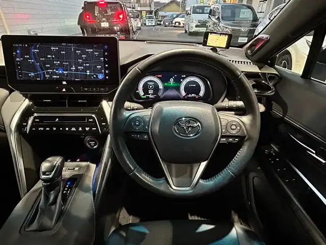 トヨタ ハリアー ハイブリッド Z レザーパッケージ 愛知県 2022(令4)年 3.4万km プレシャスブラックパール 調光パノラマルーフ〈MOP〉/ブラックレザーシート/前席パワーシート/前席シートヒーター＆ベンチレーション/純正12.3型ディスプレイオーディオナビ/・車載ナビ／Bluetooth／地デジTV/JBLプレミアムサウンドシステム/パノラミックビューカメラ〈MOP〉/ハンズフリーパワーバックドア/LEDヘッドライト/純正デジタルインナーミラー/カラーヘッドアップディスプレイ/おくだけ充電〈MOP〉/ステアリングヒーター/電動チルト＆テレスコピックステアリング/ビルトインETC2.0/TOYOTA SAFETY SENSE/・プリクラッシュセーフティ/・レーントレーシングアシスト/・レーダークルーズコントロール/・アダプティブハイビームアシスト/・ロードサインアシスト/・ドライバー異常時対応システム/ブラインドスポットモニター/パーキングサポートブレーキ/スマートエントリーシステム/純正19インチＡＷ