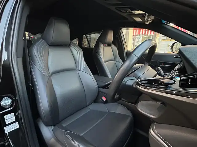 トヨタ ハリアー ハイブリッド Z レザーパッケージ 愛知県 2022(令4)年 3.4万km プレシャスブラックパール 調光パノラマルーフ〈MOP〉/ブラックレザーシート/前席パワーシート/前席シートヒーター＆ベンチレーション/純正12.3型ディスプレイオーディオナビ/・車載ナビ／Bluetooth／地デジTV/JBLプレミアムサウンドシステム/パノラミックビューカメラ〈MOP〉/ハンズフリーパワーバックドア/LEDヘッドライト/純正デジタルインナーミラー/カラーヘッドアップディスプレイ/おくだけ充電〈MOP〉/ステアリングヒーター/電動チルト＆テレスコピックステアリング/ビルトインETC2.0/TOYOTA SAFETY SENSE/・プリクラッシュセーフティ/・レーントレーシングアシスト/・レーダークルーズコントロール/・アダプティブハイビームアシスト/・ロードサインアシスト/・ドライバー異常時対応システム/ブラインドスポットモニター/パーキングサポートブレーキ/スマートエントリーシステム/純正19インチＡＷ