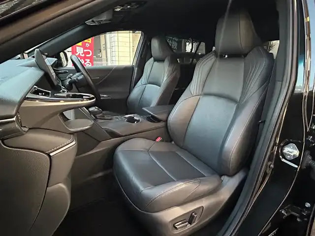 トヨタ ハリアー ハイブリッド Z レザーパッケージ 愛知県 2022(令4)年 3.4万km プレシャスブラックパール 調光パノラマルーフ〈MOP〉/ブラックレザーシート/前席パワーシート/前席シートヒーター＆ベンチレーション/純正12.3型ディスプレイオーディオナビ/・車載ナビ／Bluetooth／地デジTV/JBLプレミアムサウンドシステム/パノラミックビューカメラ〈MOP〉/ハンズフリーパワーバックドア/LEDヘッドライト/純正デジタルインナーミラー/カラーヘッドアップディスプレイ/おくだけ充電〈MOP〉/ステアリングヒーター/電動チルト＆テレスコピックステアリング/ビルトインETC2.0/TOYOTA SAFETY SENSE/・プリクラッシュセーフティ/・レーントレーシングアシスト/・レーダークルーズコントロール/・アダプティブハイビームアシスト/・ロードサインアシスト/・ドライバー異常時対応システム/ブラインドスポットモニター/パーキングサポートブレーキ/スマートエントリーシステム/純正19インチＡＷ