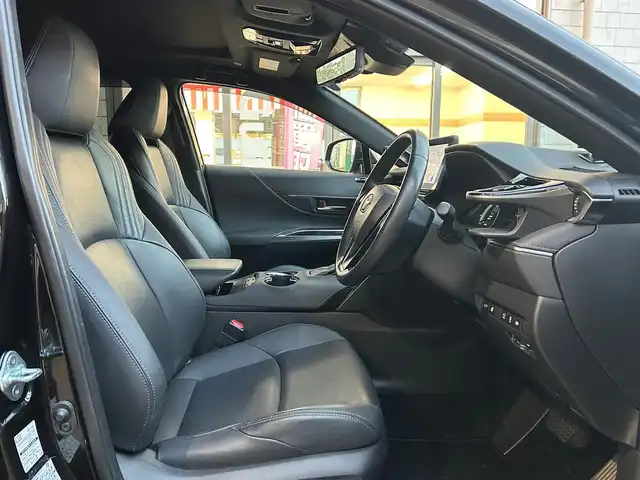 トヨタ ハリアー ハイブリッド Z レザーパッケージ 愛知県 2022(令4)年 3.4万km プレシャスブラックパール 調光パノラマルーフ〈MOP〉/ブラックレザーシート/前席パワーシート/前席シートヒーター＆ベンチレーション/純正12.3型ディスプレイオーディオナビ/・車載ナビ／Bluetooth／地デジTV/JBLプレミアムサウンドシステム/パノラミックビューカメラ〈MOP〉/ハンズフリーパワーバックドア/LEDヘッドライト/純正デジタルインナーミラー/カラーヘッドアップディスプレイ/おくだけ充電〈MOP〉/ステアリングヒーター/電動チルト＆テレスコピックステアリング/ビルトインETC2.0/TOYOTA SAFETY SENSE/・プリクラッシュセーフティ/・レーントレーシングアシスト/・レーダークルーズコントロール/・アダプティブハイビームアシスト/・ロードサインアシスト/・ドライバー異常時対応システム/ブラインドスポットモニター/パーキングサポートブレーキ/スマートエントリーシステム/純正19インチＡＷ