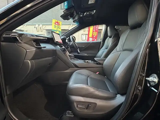 トヨタ ハリアー ハイブリッド Z レザーパッケージ 愛知県 2022(令4)年 3.4万km プレシャスブラックパール 調光パノラマルーフ〈MOP〉/ブラックレザーシート/前席パワーシート/前席シートヒーター＆ベンチレーション/純正12.3型ディスプレイオーディオナビ/・車載ナビ／Bluetooth／地デジTV/JBLプレミアムサウンドシステム/パノラミックビューカメラ〈MOP〉/ハンズフリーパワーバックドア/LEDヘッドライト/純正デジタルインナーミラー/カラーヘッドアップディスプレイ/おくだけ充電〈MOP〉/ステアリングヒーター/電動チルト＆テレスコピックステアリング/ビルトインETC2.0/TOYOTA SAFETY SENSE/・プリクラッシュセーフティ/・レーントレーシングアシスト/・レーダークルーズコントロール/・アダプティブハイビームアシスト/・ロードサインアシスト/・ドライバー異常時対応システム/ブラインドスポットモニター/パーキングサポートブレーキ/スマートエントリーシステム/純正19インチＡＷ