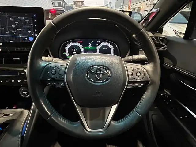 トヨタ ハリアー ハイブリッド Z レザーパッケージ 愛知県 2022(令4)年 3.4万km プレシャスブラックパール 調光パノラマルーフ〈MOP〉/ブラックレザーシート/前席パワーシート/前席シートヒーター＆ベンチレーション/純正12.3型ディスプレイオーディオナビ/・車載ナビ／Bluetooth／地デジTV/JBLプレミアムサウンドシステム/パノラミックビューカメラ〈MOP〉/ハンズフリーパワーバックドア/LEDヘッドライト/純正デジタルインナーミラー/カラーヘッドアップディスプレイ/おくだけ充電〈MOP〉/ステアリングヒーター/電動チルト＆テレスコピックステアリング/ビルトインETC2.0/TOYOTA SAFETY SENSE/・プリクラッシュセーフティ/・レーントレーシングアシスト/・レーダークルーズコントロール/・アダプティブハイビームアシスト/・ロードサインアシスト/・ドライバー異常時対応システム/ブラインドスポットモニター/パーキングサポートブレーキ/スマートエントリーシステム/純正19インチＡＷ