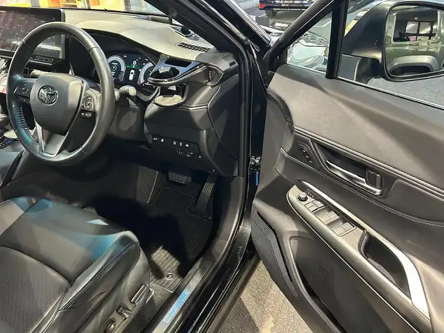 トヨタ ハリアー ハイブリッド Z レザーパッケージ 愛知県 2022(令4)年 3.4万km プレシャスブラックパール 調光パノラマルーフ〈MOP〉/ブラックレザーシート/前席パワーシート/前席シートヒーター＆ベンチレーション/純正12.3型ディスプレイオーディオナビ/・車載ナビ／Bluetooth／地デジTV/JBLプレミアムサウンドシステム/パノラミックビューカメラ〈MOP〉/ハンズフリーパワーバックドア/LEDヘッドライト/純正デジタルインナーミラー/カラーヘッドアップディスプレイ/おくだけ充電〈MOP〉/ステアリングヒーター/電動チルト＆テレスコピックステアリング/ビルトインETC2.0/TOYOTA SAFETY SENSE/・プリクラッシュセーフティ/・レーントレーシングアシスト/・レーダークルーズコントロール/・アダプティブハイビームアシスト/・ロードサインアシスト/・ドライバー異常時対応システム/ブラインドスポットモニター/パーキングサポートブレーキ/スマートエントリーシステム/純正19インチＡＷ