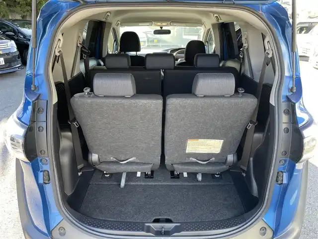 トヨタ シエンタ G 和歌山県 2016(平28)年 9万km コバルトブルーメタリック (株)IDOMが運営する【じしゃロン和歌山店】の自社ローン専用車両になります。こちらは現金またはオートローンご利用時の価格です。自社ローンご希望の方は別途その旨お申付け下さい/純正SDナビ/・AM/FM/CD/DVD/BT/フルセグTV/バックカメラ/ステアリングスイッチ/両側パワースライドドア/ビルトインETC/ライトレベライザー/アイドリングストップ/フロアマット/ドアバイザー/革巻きステアリング/保証書/取扱説明書/ナビ取扱説明書/スペアキー