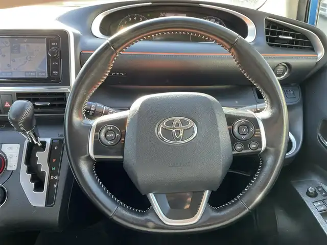 トヨタ シエンタ G 和歌山県 2016(平28)年 9万km コバルトブルーメタリック (株)IDOMが運営する【じしゃロン和歌山店】の自社ローン専用車両になります。こちらは現金またはオートローンご利用時の価格です。自社ローンご希望の方は別途その旨お申付け下さい/純正SDナビ/・AM/FM/CD/DVD/BT/フルセグTV/バックカメラ/ステアリングスイッチ/両側パワースライドドア/ビルトインETC/ライトレベライザー/アイドリングストップ/フロアマット/ドアバイザー/革巻きステアリング/保証書/取扱説明書/ナビ取扱説明書/スペアキー