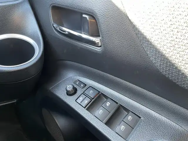 トヨタ シエンタ G 和歌山県 2016(平28)年 9万km コバルトブルーメタリック (株)IDOMが運営する【じしゃロン和歌山店】の自社ローン専用車両になります。こちらは現金またはオートローンご利用時の価格です。自社ローンご希望の方は別途その旨お申付け下さい/純正SDナビ/・AM/FM/CD/DVD/BT/フルセグTV/バックカメラ/ステアリングスイッチ/両側パワースライドドア/ビルトインETC/ライトレベライザー/アイドリングストップ/フロアマット/ドアバイザー/革巻きステアリング/保証書/取扱説明書/ナビ取扱説明書/スペアキー