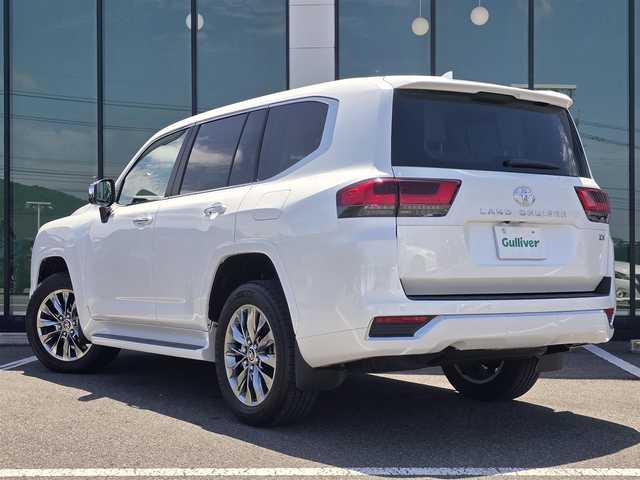 トヨタ ランドクルーザー ZX 福岡県 2024(令6)年 0.4万km プレシャスホワイトパール ワンオーナー/純正メーカーナビ/JBLサウンド/リアエンターテイメントシステム/リアデフロック/タイヤ空気圧センサー/寒冷地仕様/純正ドライブレコーダー/ヘッドアップディスプレイ/ステアリングヒーター/ベージュレザーシート/サンルーフ/純正20インチアルミホイル/LEDヘッドライト/パワーシート/スマートキー/純正フロアマット/スペアキー/保証書/取扱説明書