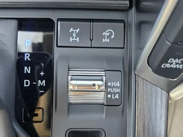 トヨタ ランドクルーザー ZX 福岡県 2024(令6)年 0.4万km プレシャスホワイトパール ワンオーナー/純正メーカーナビ/JBLサウンド/リアエンターテイメントシステム/リアデフロック/タイヤ空気圧センサー/寒冷地仕様/純正ドライブレコーダー/ヘッドアップディスプレイ/ステアリングヒーター/ベージュレザーシート/サンルーフ/純正20インチアルミホイル/LEDヘッドライト/パワーシート/スマートキー/純正フロアマット/スペアキー/保証書/取扱説明書
