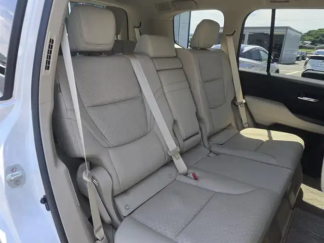 トヨタ ランドクルーザー ZX 福岡県 2024(令6)年 0.4万km プレシャスホワイトパール ワンオーナー/純正メーカーナビ/JBLサウンド/リアエンターテイメントシステム/リアデフロック/タイヤ空気圧センサー/寒冷地仕様/純正ドライブレコーダー/ヘッドアップディスプレイ/ステアリングヒーター/ベージュレザーシート/サンルーフ/純正20インチアルミホイル/LEDヘッドライト/パワーシート/スマートキー/純正フロアマット/スペアキー/保証書/取扱説明書