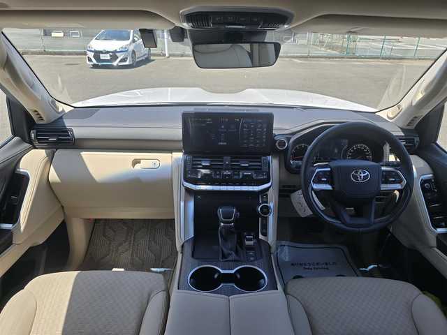 トヨタ ランドクルーザー ZX 福岡県 2024(令6)年 0.4万km プレシャスホワイトパール ワンオーナー/純正メーカーナビ/JBLサウンド/リアエンターテイメントシステム/リアデフロック/タイヤ空気圧センサー/寒冷地仕様/純正ドライブレコーダー/ヘッドアップディスプレイ/ステアリングヒーター/ベージュレザーシート/サンルーフ/純正20インチアルミホイル/LEDヘッドライト/パワーシート/スマートキー/純正フロアマット/スペアキー/保証書/取扱説明書