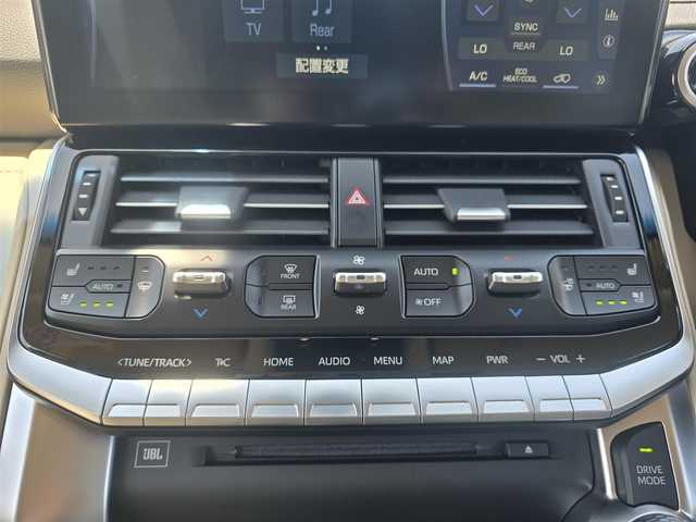 トヨタ ランドクルーザー ZX 福岡県 2024(令6)年 0.4万km プレシャスホワイトパール ワンオーナー/純正メーカーナビ/JBLサウンド/リアエンターテイメントシステム/リアデフロック/タイヤ空気圧センサー/寒冷地仕様/純正ドライブレコーダー/ヘッドアップディスプレイ/ステアリングヒーター/ベージュレザーシート/サンルーフ/純正20インチアルミホイル/LEDヘッドライト/パワーシート/スマートキー/純正フロアマット/スペアキー/保証書/取扱説明書