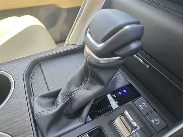 トヨタ ランドクルーザー ZX 福岡県 2024(令6)年 0.4万km プレシャスホワイトパール ワンオーナー/純正メーカーナビ/JBLサウンド/リアエンターテイメントシステム/リアデフロック/タイヤ空気圧センサー/寒冷地仕様/純正ドライブレコーダー/ヘッドアップディスプレイ/ステアリングヒーター/ベージュレザーシート/サンルーフ/純正20インチアルミホイル/LEDヘッドライト/パワーシート/スマートキー/純正フロアマット/スペアキー/保証書/取扱説明書