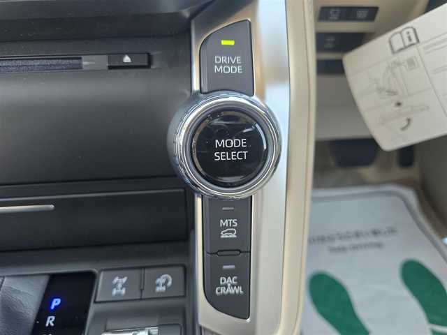 トヨタ ランドクルーザー ZX 福岡県 2024(令6)年 0.4万km プレシャスホワイトパール ワンオーナー/純正メーカーナビ/JBLサウンド/リアエンターテイメントシステム/リアデフロック/タイヤ空気圧センサー/寒冷地仕様/純正ドライブレコーダー/ヘッドアップディスプレイ/ステアリングヒーター/ベージュレザーシート/サンルーフ/純正20インチアルミホイル/LEDヘッドライト/パワーシート/スマートキー/純正フロアマット/スペアキー/保証書/取扱説明書