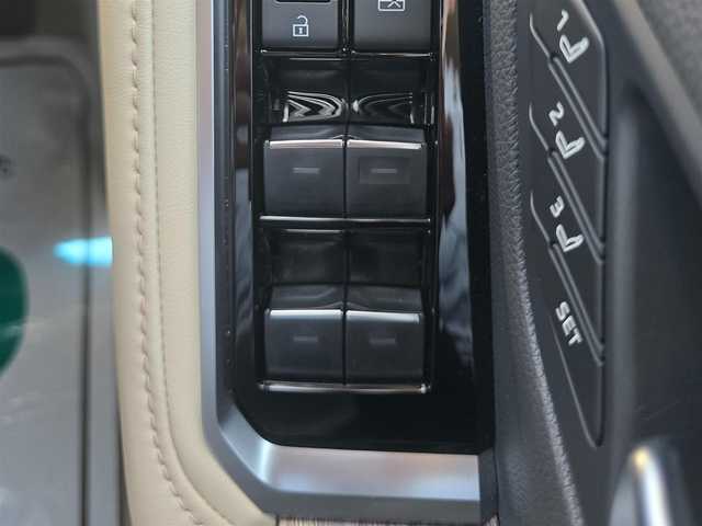 トヨタ ランドクルーザー ZX 福岡県 2024(令6)年 0.4万km プレシャスホワイトパール ワンオーナー/純正メーカーナビ/JBLサウンド/リアエンターテイメントシステム/リアデフロック/タイヤ空気圧センサー/寒冷地仕様/純正ドライブレコーダー/ヘッドアップディスプレイ/ステアリングヒーター/ベージュレザーシート/サンルーフ/純正20インチアルミホイル/LEDヘッドライト/パワーシート/スマートキー/純正フロアマット/スペアキー/保証書/取扱説明書
