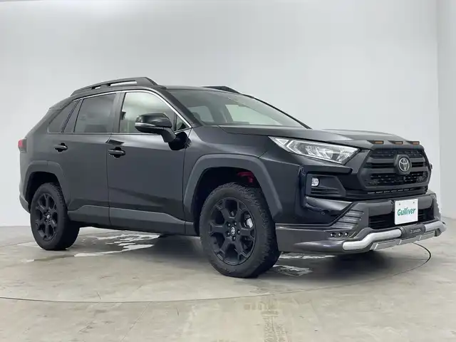 トヨタ ＲＡＶ４ アドベンチャー オフロードPKG 鹿児島県 2022(令4)年 3.8万km 黒 パノラミックビューモニター/デジタルインナーミラー/寒冷地仕様/デアイサー/撥水フロントガラス/LEDリアフォグランプ/JAOSエアロ/セーフティセンス/・プリクラッシュセーフティ/・レーントレーシングアシスト/・レーダークルーズコントロール/・オートマチックハイビーム/・ロードサインアシスト/先行車発進告知機能/パーキングサポートブレーキ（前後方静止物/後方接近車両）/ブラインドスポットモニター/9インチディスプレイオーディオ/・ナビ機能付/・Bluetooth/・AppleCarPlay/AndroidAuto/ビルトインETC2.0/ドライブレコーダー/合皮シート/シートヒーター/ベンチレーション/メモリー機能付パワーシート/ステアリングヒーター/革巻きステアリング/電動パーキングブレーキ/ブレーキホールド/LEDヘッドランプ/フォグランプ/オートライト/スマートキー＆プッシュスタート/スペアキー/ルーフレール/純正18インチAW/W/サイド/カーテンエアバッグ