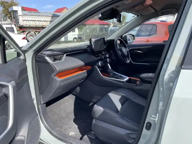 トヨタ ＲＡＶ４ アドベンチャー 埼玉県 2024(令6)年 1.9万km アーバンカーキ ワンオーナー/４ＷＤ/黒革シート/前席エアシート＆シートヒーター/Ｄ席メモリー付きＤ席パワーシート/純正メモリーナビ＆フルセグＴＶ/（ＢＴ＆ＵＳＢ）/アラウンドビューモニター/ビルトインＥＴＣ（２.０）/ドライブレコーダー付きデジタルインナーミラー/衝突被害軽減システム/レーンアシスト/前後コーナーセンサー/標識認識機能/ブラインドスポットモニター/レーダークルーズコントロール/ステアリングヒーター/ステアリングリモコン/革巻きステアリング/ルーフレール/純正１９inアルミホイール/オートハイビーム/オートライト/ＬＥＤヘッドライト/フォグランプ/ウィンカーミラー/オート電動格納ミラー/スマートキー/プッシュスタート/Ｗ＆サイド＆カーテンエアバッグ/横滑り防止装置/ＡＢＳ/ドアバイザー/フロアマット/新車保証書/取扱説明書（車両＆ナビ）/スマートスペアキー有