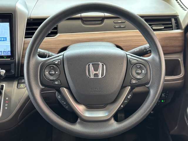 ホンダ フリード 埼玉県 2022(令4)年 0.8万km クリスタルブラックパール ホンダセンシング/純正9インチメモリーナビ/ CD/DVD/BT/フルセグ/USB/バックカメラ/両側電動スライドドア/アダクティブクルーズコントロール/レーンキープアシスト/LEDヘッドライト/シートヒーター/ETC/スマートキー/禁煙車