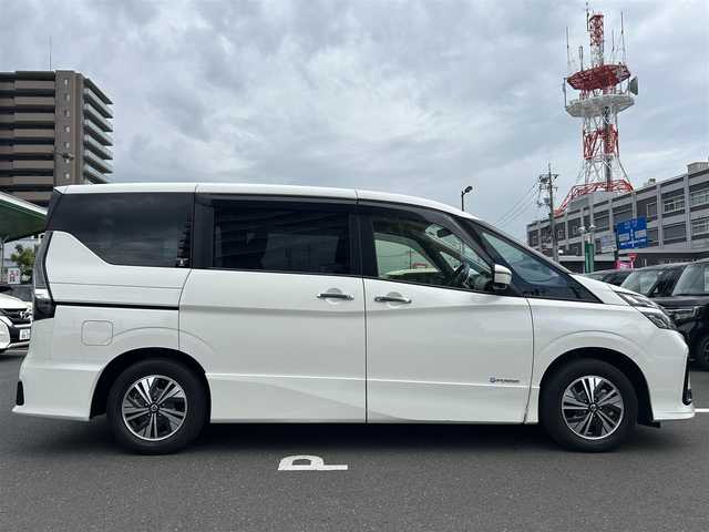 日産 セレナ e－パワー ハイウェイスター V 島根県 2020(令2)年 3.3万km ブリリアントホワイトパール 純正10インチSDナビ　/フルセグTV　/DVD再生　/Bluetooth接続　/バック／サイド／全方位カメラ　/前後ドライブレコーダー　/ビルトインETC　/両側パワースライド　/前後コーナーセンサー　/クルーズコントロール/パーキングアシスト/衝突軽減ブレーキ/レーンキープアシスト　/スマートキー/純正LEDヘッドライト　/純正15インチアルミホイール/純正フロアマット/スペアキー１本