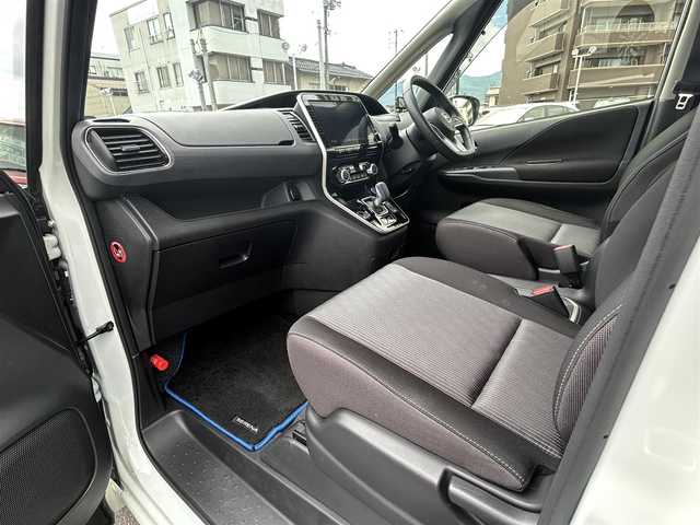日産 セレナ e－パワー ハイウェイスター V 島根県 2020(令2)年 3.3万km ブリリアントホワイトパール 純正10インチSDナビ　/フルセグTV　/DVD再生　/Bluetooth接続　/バック／サイド／全方位カメラ　/前後ドライブレコーダー　/ビルトインETC　/両側パワースライド　/前後コーナーセンサー　/クルーズコントロール/パーキングアシスト/衝突軽減ブレーキ/レーンキープアシスト　/スマートキー/純正LEDヘッドライト　/純正15インチアルミホイール/純正フロアマット/スペアキー１本