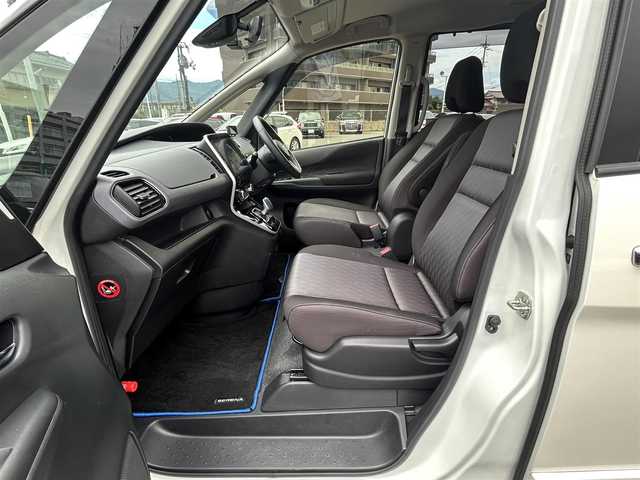 日産 セレナ e－パワー ハイウェイスター V 島根県 2020(令2)年 3.3万km ブリリアントホワイトパール 純正10インチSDナビ　/フルセグTV　/DVD再生　/Bluetooth接続　/バック／サイド／全方位カメラ　/前後ドライブレコーダー　/ビルトインETC　/両側パワースライド　/前後コーナーセンサー　/クルーズコントロール/パーキングアシスト/衝突軽減ブレーキ/レーンキープアシスト　/スマートキー/純正LEDヘッドライト　/純正15インチアルミホイール/純正フロアマット/スペアキー１本