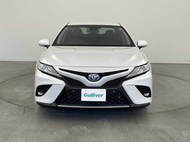 トヨタ カムリ WSレザーパッケージ 兵庫県 2019(令1)年 6.9万km プラチナホワイトパールマイカ ・純正SDナビ/　Bluetoothオーディオ/　CD/DVD再生/　SDミュージックサーバー/　USB接続/　フルセグテレビ/・バックカメラ/・ビルドインETC2.0/・JBLプレミアムサウンド/・Toyota Safety Sense/　プリクラッシュセーフティ/　レーンディパーチャーアラート/　オートマチックハイビーム/・先行車発進告知機能/・パーキングサポートブレーキ（前後方静止物）/・車両接近通報装置/・ブラインドスポットモニター/・レーダークルーズコントロール/・純正フロアマット/・パワーシート（運転席・助手席）/・シートヒーター（運転席・助手席）/・レザーシート/・革巻きステアリング/・ステアリングスイッチ/・パドルシフト/・電子パーキングブレーキ/・オートブレーキホールド/・純正18インチアルミホイール/・ABS/・横滑り防止機能/・前後コーナーセンサー/・盗難防止装置/・オートライト/・LEDヘッドライト/・W＋サイドエアバック/・カーテンエアバック/・スマートキー/・AACエアコン