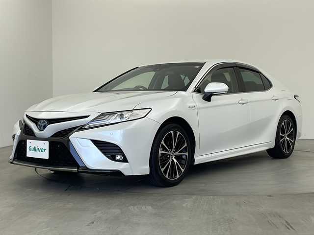 トヨタ カムリ WSレザーパッケージ 兵庫県 2019(令1)年 6.9万km プラチナホワイトパールマイカ ・純正SDナビ/　Bluetoothオーディオ/　CD/DVD再生/　SDミュージックサーバー/　USB接続/　フルセグテレビ/・バックカメラ/・ビルドインETC2.0/・JBLプレミアムサウンド/・Toyota Safety Sense/　プリクラッシュセーフティ/　レーンディパーチャーアラート/　オートマチックハイビーム/・先行車発進告知機能/・パーキングサポートブレーキ（前後方静止物）/・車両接近通報装置/・ブラインドスポットモニター/・レーダークルーズコントロール/・純正フロアマット/・パワーシート（運転席・助手席）/・シートヒーター（運転席・助手席）/・レザーシート/・革巻きステアリング/・ステアリングスイッチ/・パドルシフト/・電子パーキングブレーキ/・オートブレーキホールド/・純正18インチアルミホイール/・ABS/・横滑り防止機能/・前後コーナーセンサー/・盗難防止装置/・オートライト/・LEDヘッドライト/・W＋サイドエアバック/・カーテンエアバック/・スマートキー/・AACエアコン