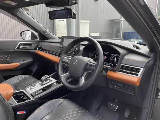 三菱 アウトランダー ＰＨＥＶ P 滋賀県 2022(令4)年 5.8万km ブラックダイヤモンド 純正12.3インチナビ/【Bluetooth/フルセグTV/Apple CarPlay/Android Auto】/パノラマルーフ/BOSEプレミアムサウンド/全方位カメラ/追従クルーズコントロール/クリアランスソナー/ブラインドスポットワーニング/衝突軽減ブレーキ/ヒルディセントコントロール/本革シート/D/Nシートヒーター/D/Nマッサージシート/全席シートヒーター/ステアリングヒーター/ビルトインETC2.0/AC100V電源/ワイヤレス充電/LEDヘッドライト/オートマチックハイビーム/パワーバックドア/プッシュスタート