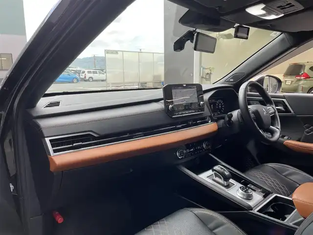 三菱 アウトランダー ＰＨＥＶ P 滋賀県 2022(令4)年 5.8万km ブラックダイヤモンド 純正12.3インチナビ/【Bluetooth/フルセグTV/Apple CarPlay/Android Auto】/パノラマルーフ/BOSEプレミアムサウンド/全方位カメラ/追従クルーズコントロール/クリアランスソナー/ブラインドスポットワーニング/衝突軽減ブレーキ/ヒルディセントコントロール/本革シート/D/Nシートヒーター/D/Nマッサージシート/全席シートヒーター/ステアリングヒーター/ビルトインETC2.0/AC100V電源/ワイヤレス充電/LEDヘッドライト/オートマチックハイビーム/パワーバックドア/プッシュスタート