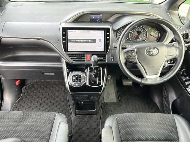 トヨタ ヴォクシー ZS 煌Ⅲ 岐阜県 2021(令3)年 5.9万km ブラック 登録時走行距離58312km/純正10インチナビ/フルセグＴＶ/バックカメラ/クルーズコントロール/両側パワースライドドア/コーナーセンサー/プッシュスタート/スマートキー/レーンキープアシスト/ＬＥＤヘッドライト/オートライト/禁煙車/ＥＴＣ/Bluetooth接続/純正アルミホイール/社外フロアマット/ハーフレザーシート/アイドリングストップ