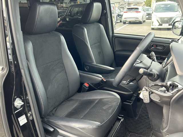 トヨタ ヴォクシー ZS 煌Ⅲ 岐阜県 2021(令3)年 5.9万km ブラック 登録時走行距離58312km/純正10インチナビ/フルセグＴＶ/バックカメラ/クルーズコントロール/両側パワースライドドア/コーナーセンサー/プッシュスタート/スマートキー/レーンキープアシスト/ＬＥＤヘッドライト/オートライト/禁煙車/ＥＴＣ/Bluetooth接続/純正アルミホイール/社外フロアマット/ハーフレザーシート/アイドリングストップ