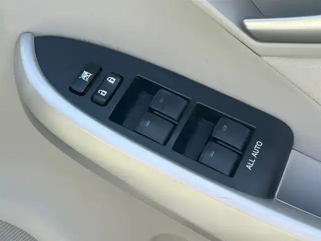 トヨタ プリウス G 静岡県 2013(平25)年 11.2万km ホワイトパールクリスタルシャイン エンジンスタートボタン/パワーステアリング/パワーウィンドウ/アイドリングストップ/リモコンキー/AAC/USB入力端子/純正ETC/HDDナビ（フルセグTV、DVD再生機能有、CDチェンジャー）/純正フロアマット/ハーフレザーシート/D席パワーシート/ルーフレール/純正アルミホイール/ABS/横滑り防止装置/前コーナーセンサー/オートライト/キセノンヘッドライト/W+サイドエアバック/カーテンエアバック