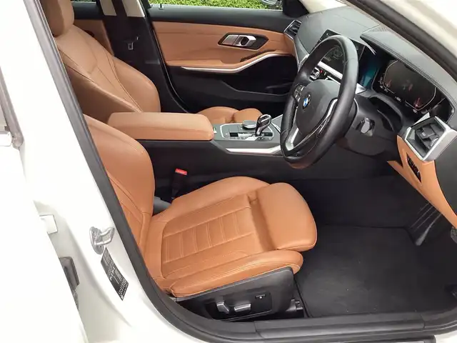 ＢＭＷ ＢＭＷ ３１８ｉ 40thアニバーサリーED 栃木県 2021(令3)年 5.6万km 白  ワンオーナー/ 純正ナビ/ バックカメラ/ B/Tオーディオ/ アップルCarPlay/ 300台限定車/ インテリジェントセーフティ/ LEDドアプロジェクター/ 前席パワーシート（D席シートメモリー）/ 前席シートヒーター/ クルーズコントロール/ パーキングアシスト/ オートホールド/ プッシュスタート/ ETC/ LEDヘッドライト/ LEDフォグライト/ プッシュスタート/ 純正ドラレコ（前後カメラ）/ 純正フロアマット