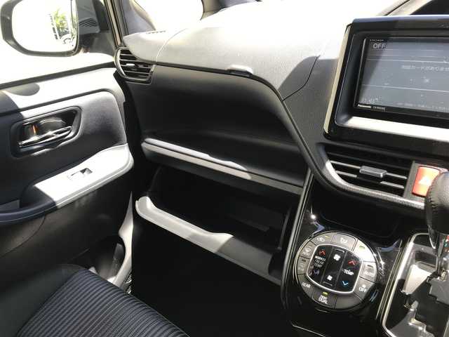トヨタ ヴォクシー ZS 煌Ⅱ 富山県 2016(平28)年 7.8万km ブラック フリップダウンモニター/社外ナビ/フルセグTV/バックカメラ/衝突被害軽減ブレーキ/レーンキープアシスト/両側パワースライドドア/プッシュスタート/スマートキー/LEDヘッドライト/オートライト/社外AWスタッドレスタイヤ車載/ETC