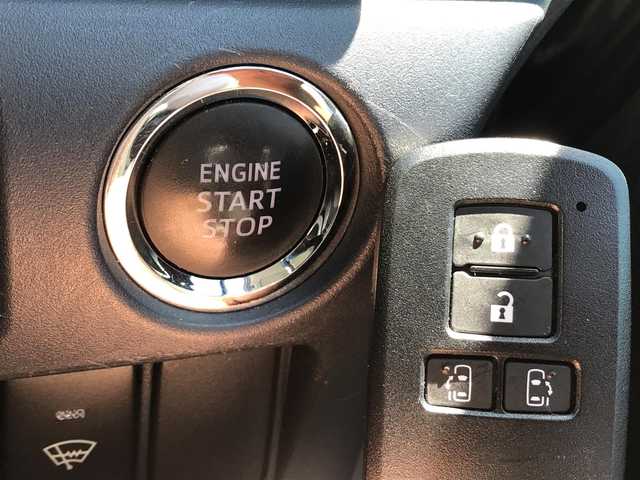 トヨタ ヴォクシー ZS 煌Ⅱ 富山県 2016(平28)年 7.8万km ブラック フリップダウンモニター/社外ナビ/フルセグTV/バックカメラ/衝突被害軽減ブレーキ/レーンキープアシスト/両側パワースライドドア/プッシュスタート/スマートキー/LEDヘッドライト/オートライト/社外AWスタッドレスタイヤ車載/ETC