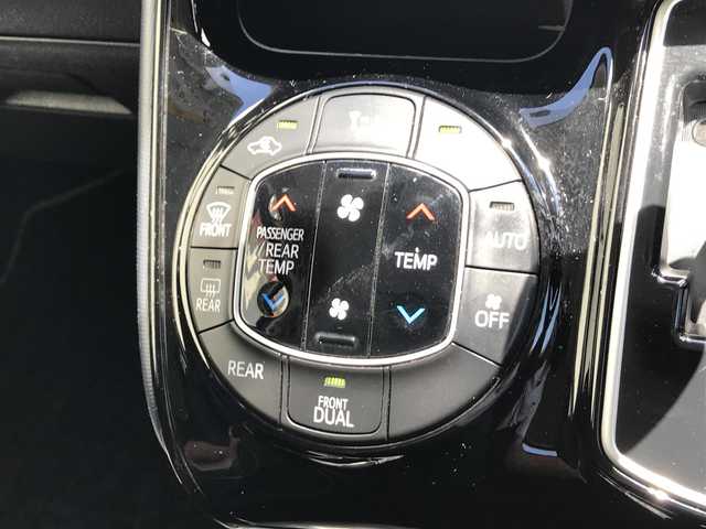 トヨタ ヴォクシー ZS 煌Ⅱ 岐阜県 2016(平28)年 7.8万km ブラック フリップダウンモニター/社外ナビ/フルセグTV/バックカメラ/衝突被害軽減ブレーキ/レーンキープアシスト/両側パワースライドドア/プッシュスタート/スマートキー/LEDヘッドライト/オートライト/社外AWスタッドレスタイヤ車載/ETC