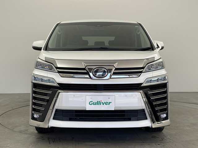 トヨタ ヴェルファイア Z Gエディション 兵庫県 2019(令1)年 6.8万km ホワイトパールクリスタルシャイン ・純正ナビ/Bluetooth/CD/DVD/TV/・バックカメラ/・Toyota Safety Sense/・プリクラッシュセーフティ/・レーントレーシングアシスト［LTA］/・レーダークルーズコントロール（全車速追従機能付）/・ロードサインアシスト［RSA］/・オートマチックハイビーム［AHB］/・先行車発進告知機能［TMN］/・インテリジェントクリアランスソナー/・ドライブスタートコントロール/・パワーバックドア/・電動パーキングブレーキ/・オートホールド/・ステアリングヒーター/・オートワイパー/・前席シートヒーター＆ベンチレーション/・前席パワーシート/・メモリシート/・オットマン/・ウインカーミラー/・自動防眩ミラー/・純正フロアマット/・LEDオートライト/・フォグランプ/・純正18インチアルミホイール/・ビルトインETC/・純正前方ドライブレコーダー/・取扱説明書/・スマートキー