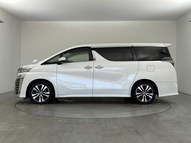 トヨタ ヴェルファイア Z Gエディション 兵庫県 2019(令1)年 6.8万km ホワイトパールクリスタルシャイン ・純正ナビ/Bluetooth/CD/DVD/TV/・バックカメラ/・Toyota Safety Sense/・プリクラッシュセーフティ/・レーントレーシングアシスト［LTA］/・レーダークルーズコントロール（全車速追従機能付）/・ロードサインアシスト［RSA］/・オートマチックハイビーム［AHB］/・先行車発進告知機能［TMN］/・インテリジェントクリアランスソナー/・ドライブスタートコントロール/・パワーバックドア/・電動パーキングブレーキ/・オートホールド/・ステアリングヒーター/・オートワイパー/・前席シートヒーター＆ベンチレーション/・前席パワーシート/・メモリシート/・オットマン/・ウインカーミラー/・自動防眩ミラー/・純正フロアマット/・LEDオートライト/・フォグランプ/・純正18インチアルミホイール/・ビルトインETC/・純正前方ドライブレコーダー/・取扱説明書/・スマートキー