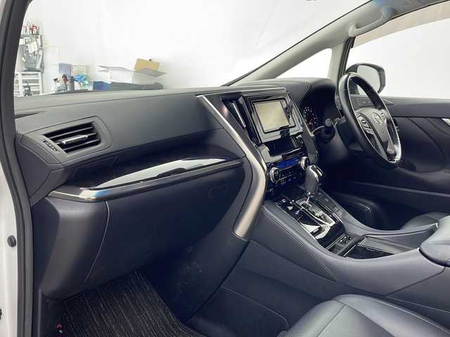 トヨタ ヴェルファイア Z Gエディション 兵庫県 2019(令1)年 6.8万km ホワイトパールクリスタルシャイン ・純正ナビ/Bluetooth/CD/DVD/TV/・バックカメラ/・Toyota Safety Sense/・プリクラッシュセーフティ/・レーントレーシングアシスト［LTA］/・レーダークルーズコントロール（全車速追従機能付）/・ロードサインアシスト［RSA］/・オートマチックハイビーム［AHB］/・先行車発進告知機能［TMN］/・インテリジェントクリアランスソナー/・ドライブスタートコントロール/・パワーバックドア/・電動パーキングブレーキ/・オートホールド/・ステアリングヒーター/・オートワイパー/・前席シートヒーター＆ベンチレーション/・前席パワーシート/・メモリシート/・オットマン/・ウインカーミラー/・自動防眩ミラー/・純正フロアマット/・LEDオートライト/・フォグランプ/・純正18インチアルミホイール/・ビルトインETC/・純正前方ドライブレコーダー/・取扱説明書/・スマートキー