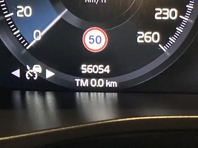 ボルボ ＸＣ４０ T4 AWD インスクリプション 熊本県 2020(令2)年 5.6万km クリスタルホワイトP 純正ナビ/フルセグTV/360°カメラ/黒レザーシート/パワーシート/シートヒーター/ETC/前後ドライブレコーダー/City Safety/レーンキープエイド/ロードサインインフォ/ドライバーアラート/ハイビームアシスト/パークアシスト/クロストラフィックアラート/ブラインドスポットモニター/アクティブベンディングライト/衝突軽減ブレーキ/アダプティブクルーズコントロール/harmanKardonサウンド/LEDヘッドライト/LEDフォグランプ/ハンドルヒーター/パワーバックドア