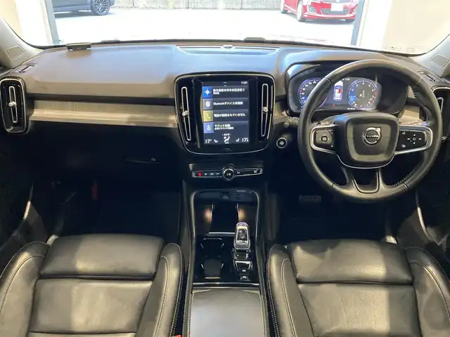 ボルボ ＸＣ４０ T4 AWD インスクリプション 熊本県 2020(令2)年 5.6万km クリスタルホワイトP 純正ナビ/フルセグTV/360°カメラ/黒レザーシート/パワーシート/シートヒーター/ETC/前後ドライブレコーダー/City Safety/レーンキープエイド/ロードサインインフォ/ドライバーアラート/ハイビームアシスト/パークアシスト/クロストラフィックアラート/ブラインドスポットモニター/アクティブベンディングライト/衝突軽減ブレーキ/アダプティブクルーズコントロール/harmanKardonサウンド/LEDヘッドライト/LEDフォグランプ/ハンドルヒーター/パワーバックドア