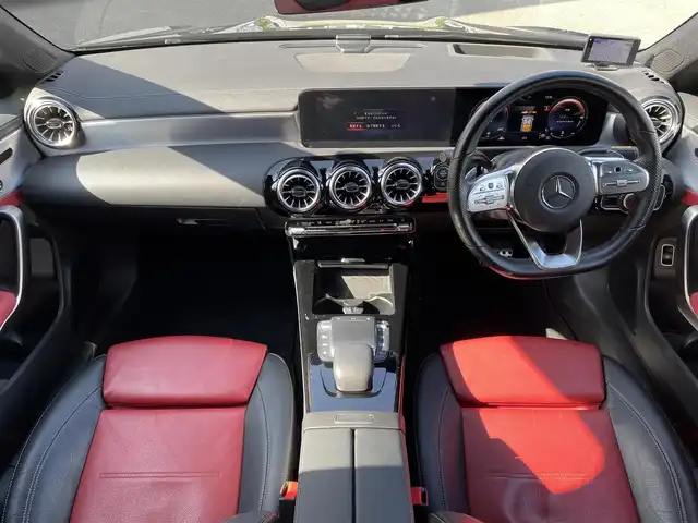 メルセデス・ベンツ ＣＬＡ１８０ AMGライン 福岡県 2021(令3)年 4.8万km コスモスブラック ワンオーナー/純正メーカーナビ/（Bluetooth対応/フルセグTV/AM/FM）/サンルーフ/レーダークルーズコントロール/パドルシフト/360度カメラ/バックカメラ/ヘッドアップディスプレイ/アドバンスサウンドシステム（10スピーカー）/ブラインドスポットモニター/ドライブレコーダー（前側）/前席シートヒーター/前席パワーシート（メモリ付）/パワーバックドア/ETC/アクティブレーンチェンジングアシスト/アクティブエマージェンシーストップアシスト/ブラック/レッドツートーン革スポーツシート/純正アルミホイール/純正フロアマット/プッシュスタート/保証書/取扱説明書/スマートキー