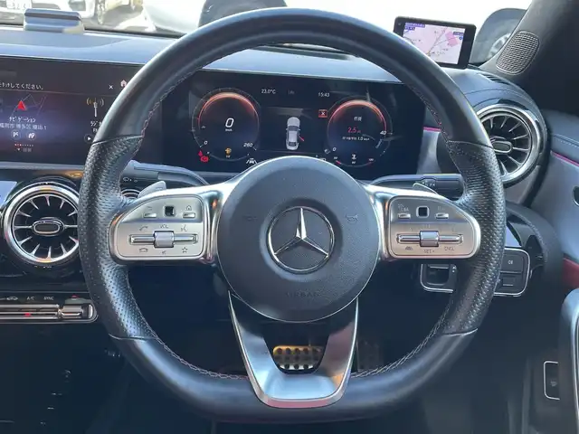 メルセデス・ベンツ ＣＬＡ１８０ AMGライン 福岡県 2021(令3)年 4.8万km コスモスブラック ワンオーナー/純正メーカーナビ/（Bluetooth対応/フルセグTV/AM/FM）/サンルーフ/レーダークルーズコントロール/パドルシフト/360度カメラ/バックカメラ/ヘッドアップディスプレイ/アドバンスサウンドシステム（10スピーカー）/ブラインドスポットモニター/ドライブレコーダー（前側）/前席シートヒーター/前席パワーシート（メモリ付）/パワーバックドア/ETC/アクティブレーンチェンジングアシスト/アクティブエマージェンシーストップアシスト/ブラック/レッドツートーン革スポーツシート/純正アルミホイール/純正フロアマット/プッシュスタート/保証書/取扱説明書/スマートキー
