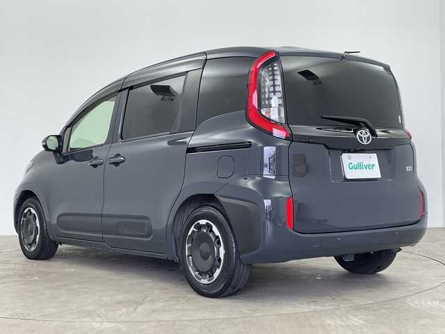 トヨタ シエンタ ハイブリッド Z 鹿児島県 2023(令5)年 1.8万km ダークグレー 純正10.5インチディスプレイオーディオ（ナビ機能付）/（AM/FM/CD/DVD/Bluetooth）/パノラミックビューモニター/フリップダウンモニター/トヨタセーフティセンス/・プリクラッシュセーフティ/・レーンキープアシスト/・レーダークルーズコントロール/・アダプティブハイビームシステム/・ロードサインアシスト/両側パワースライドドア/前後ドライブレコーダー/ビルトインETC/LEDオートライト/純正フロアマット/ブラインドスポットモニター/100V電源/スマートキー /スペアキー