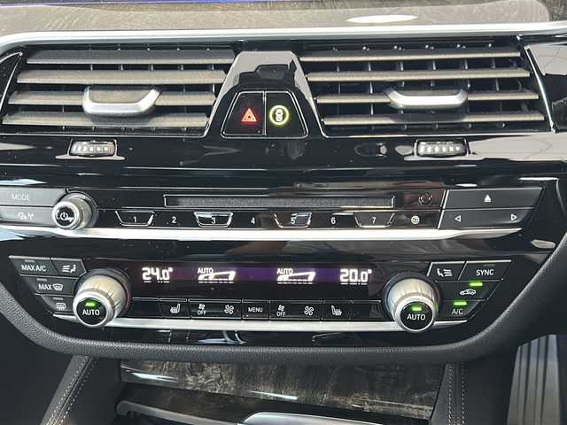 ＢＭＷ ５２３ｄ Mスポーツ 栃木県 2018(平30)年 10.9万km ブルーストーン ワンオーナー/純正SDナビ/・Bluetooth CD DVD/・TV ワンセグ/・全方位カメラ/追従式クルーズコントロール/パワーバックドア/パドルシフト/パワーシート/レザーシート/全席シートヒーター/ドライブレコーダー/ETC/LEDヘッドライト/オートライト/アダプティブヘッドライト/ハイビームアシスタント/衝突被害軽減システム/コーナーセンサー