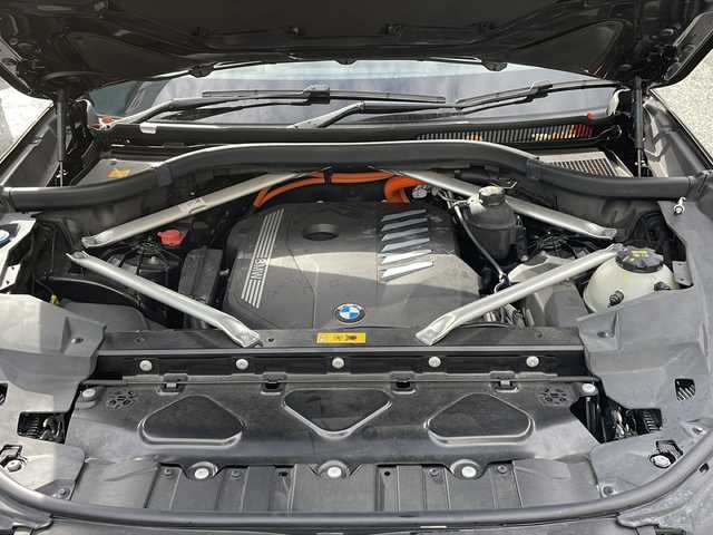 ＢＭＷ Ｘ５ xDrive 45e Mスポーツ 大阪府 2020(令2)年 2.1万km カーボンブラックM ワンオーナー/純正メモリナビ/・AM/FM/Bluetooth/・フルセグテレビ/サンルーフ/全周囲カメラ/ETC/ドアバイザー/ドライブレコーダー/クルーズコントロール/衝突軽減ブレーキ/レーンキープアシスト/横滑り防止装置/盗難防止装置/パドルシフト/電動パーキングブレーキ/前後コーナーセンサー/メモリシート（D席）/パワーシート（D席+N席）/シートヒーター（D席+N席）/LEDヘッドライト/オートライト/オートエアコン/プッシュスタートボタン/スマートキー×2/ステアリングリモコン/革巻きステアリング/純正21インチアルミホイール/12V充電器/USBジャック/純正フロアマット/ドアバイザー/保証書/取扱説明書