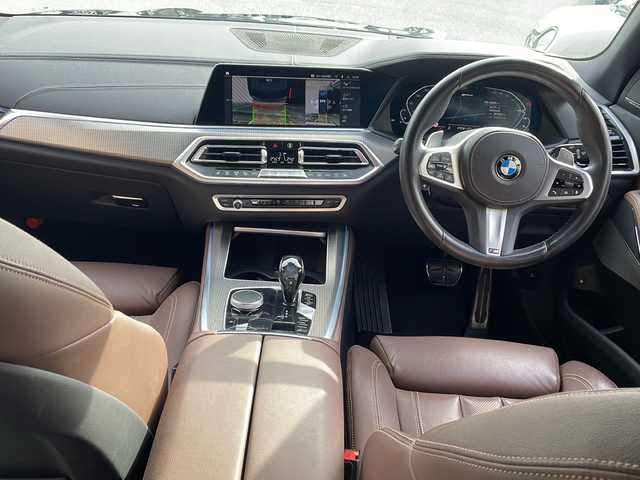 ＢＭＷ Ｘ５ xDrive 45e Mスポーツ 大阪府 2020(令2)年 2.1万km カーボンブラックM ワンオーナー/純正メモリナビ/・AM/FM/Bluetooth/・フルセグテレビ/サンルーフ/全周囲カメラ/ETC/ドアバイザー/ドライブレコーダー/クルーズコントロール/衝突軽減ブレーキ/レーンキープアシスト/横滑り防止装置/盗難防止装置/パドルシフト/電動パーキングブレーキ/前後コーナーセンサー/メモリシート（D席）/パワーシート（D席+N席）/シートヒーター（D席+N席）/LEDヘッドライト/オートライト/オートエアコン/プッシュスタートボタン/スマートキー×2/ステアリングリモコン/革巻きステアリング/純正21インチアルミホイール/12V充電器/USBジャック/純正フロアマット/ドアバイザー/保証書/取扱説明書