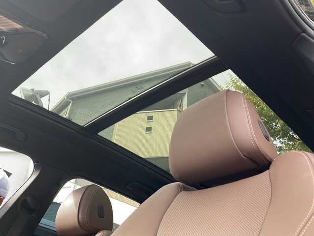 ＢＭＷ Ｘ５ xDrive 45e Mスポーツ 大阪府 2020(令2)年 2.1万km カーボンブラックM ワンオーナー/純正メモリナビ/・AM/FM/Bluetooth/・フルセグテレビ/サンルーフ/全周囲カメラ/ETC/ドアバイザー/ドライブレコーダー/クルーズコントロール/衝突軽減ブレーキ/レーンキープアシスト/横滑り防止装置/盗難防止装置/パドルシフト/電動パーキングブレーキ/前後コーナーセンサー/メモリシート（D席）/パワーシート（D席+N席）/シートヒーター（D席+N席）/LEDヘッドライト/オートライト/オートエアコン/プッシュスタートボタン/スマートキー×2/ステアリングリモコン/革巻きステアリング/純正21インチアルミホイール/12V充電器/USBジャック/純正フロアマット/ドアバイザー/保証書/取扱説明書