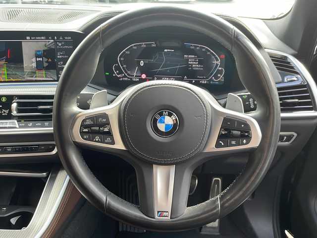 ＢＭＷ Ｘ５ xDrive 45e Mスポーツ 大阪府 2020(令2)年 2.1万km カーボンブラックM ワンオーナー/純正メモリナビ/・AM/FM/Bluetooth/・フルセグテレビ/サンルーフ/全周囲カメラ/ETC/ドアバイザー/ドライブレコーダー/クルーズコントロール/衝突軽減ブレーキ/レーンキープアシスト/横滑り防止装置/盗難防止装置/パドルシフト/電動パーキングブレーキ/前後コーナーセンサー/メモリシート（D席）/パワーシート（D席+N席）/シートヒーター（D席+N席）/LEDヘッドライト/オートライト/オートエアコン/プッシュスタートボタン/スマートキー×2/ステアリングリモコン/革巻きステアリング/純正21インチアルミホイール/12V充電器/USBジャック/純正フロアマット/ドアバイザー/保証書/取扱説明書