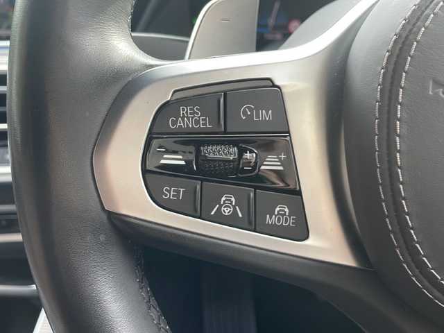 ＢＭＷ Ｘ５ xDrive 45e Mスポーツ 大阪府 2020(令2)年 2.1万km カーボンブラックM ワンオーナー/純正メモリナビ/・AM/FM/Bluetooth/・フルセグテレビ/サンルーフ/全周囲カメラ/ETC/ドアバイザー/ドライブレコーダー/クルーズコントロール/衝突軽減ブレーキ/レーンキープアシスト/横滑り防止装置/盗難防止装置/パドルシフト/電動パーキングブレーキ/前後コーナーセンサー/メモリシート（D席）/パワーシート（D席+N席）/シートヒーター（D席+N席）/LEDヘッドライト/オートライト/オートエアコン/プッシュスタートボタン/スマートキー×2/ステアリングリモコン/革巻きステアリング/純正21インチアルミホイール/12V充電器/USBジャック/純正フロアマット/ドアバイザー/保証書/取扱説明書